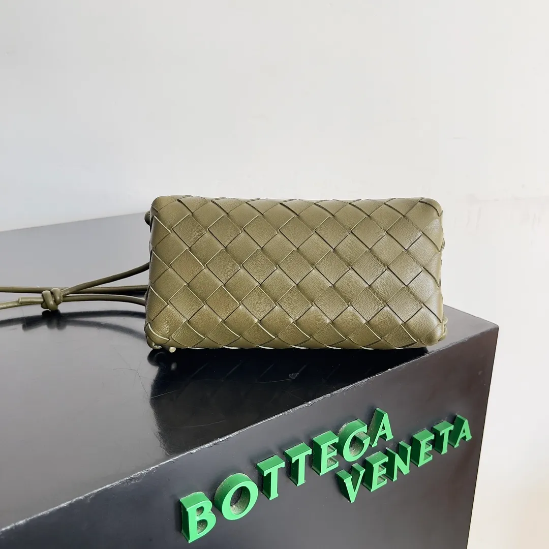 Batch 1260 BV new mini bag ceiling Bottegaveneta new Concert Pouch bag is small and has a large capacity. It can hold a Pro max mobile phone. The shoulder strap is adjustable for cross-body carry. It is very cost-effective when carried on one shoulder. The latest small bag in autumn has a lot of capacity. It can hold 4 short clips. I also tried it and it can hold one of my fists. It is cute, the capacity is touching and the length of the shoulder strap is adjustable for daily commuting. Full score 10 #bv woven bag Style number: 794258 Size: 18.5*11.5*8.5cm
